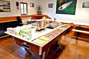 Surfcamp in Algarve breakfast table