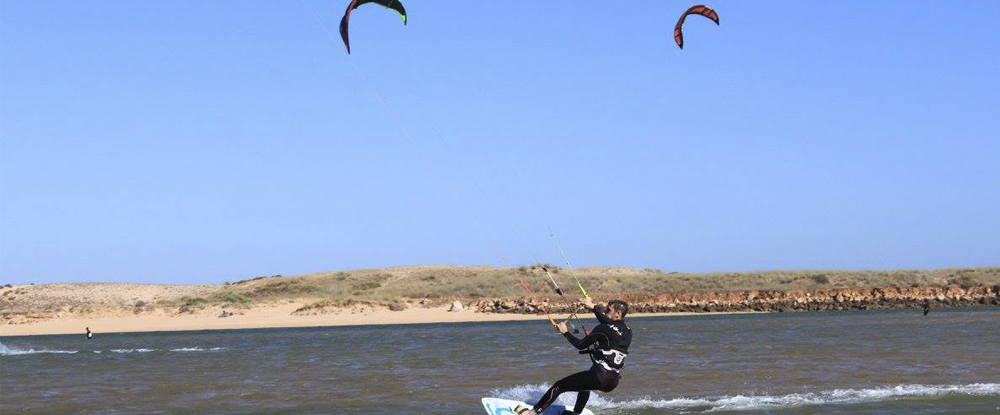 man-kitesurfing-lagoon-algarve-kitesurf-camp